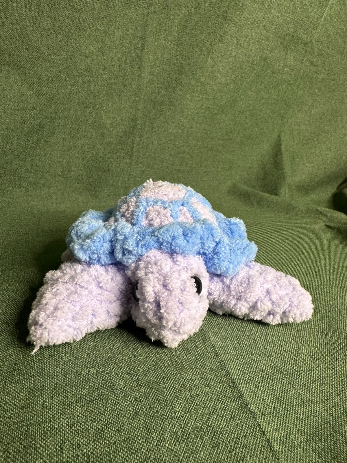 Tortue Fluffy bleue et violette au crochet – Fait main 🐢💙💜