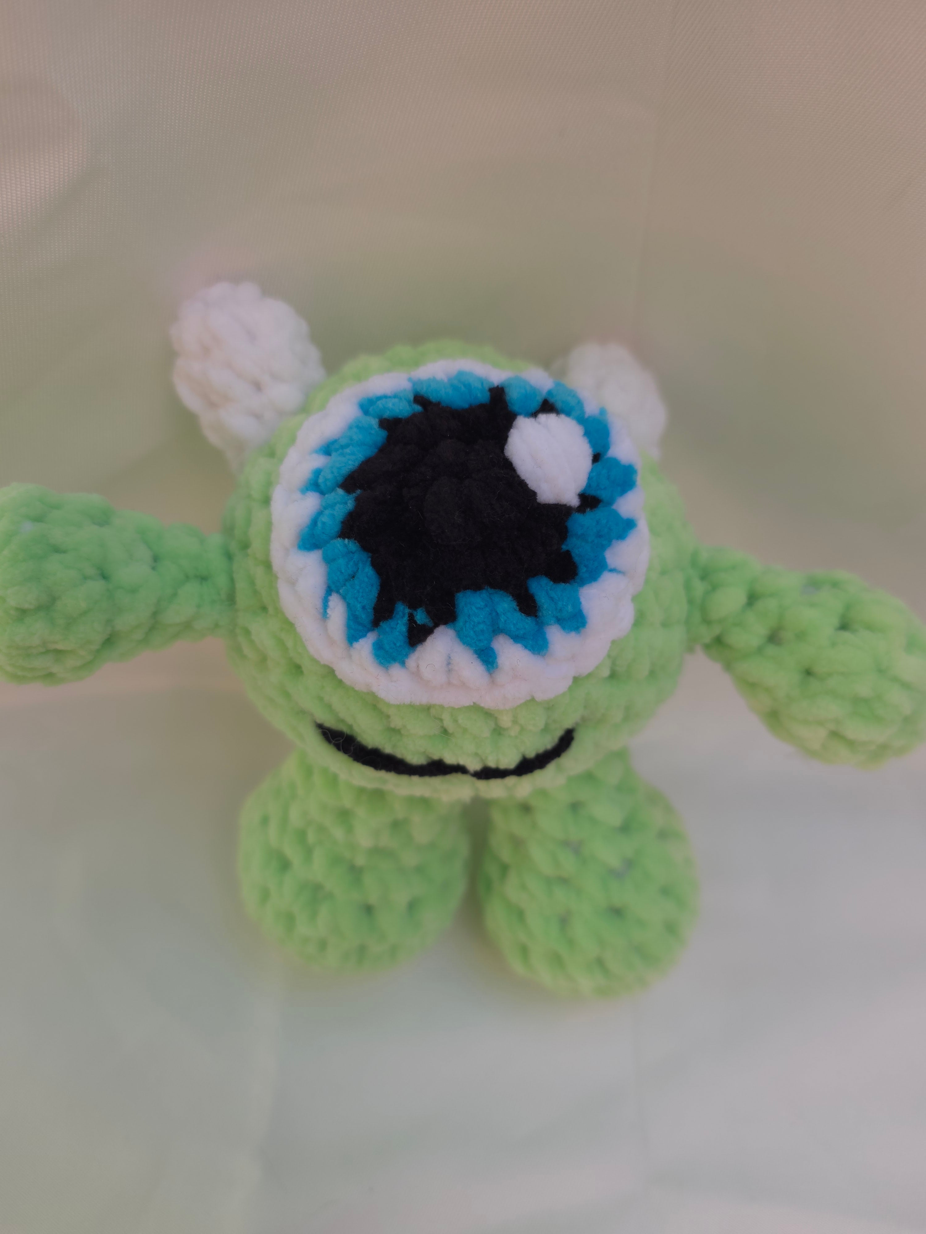 👁️ Mini monstre vert au crochet – compagnon fun et décalé