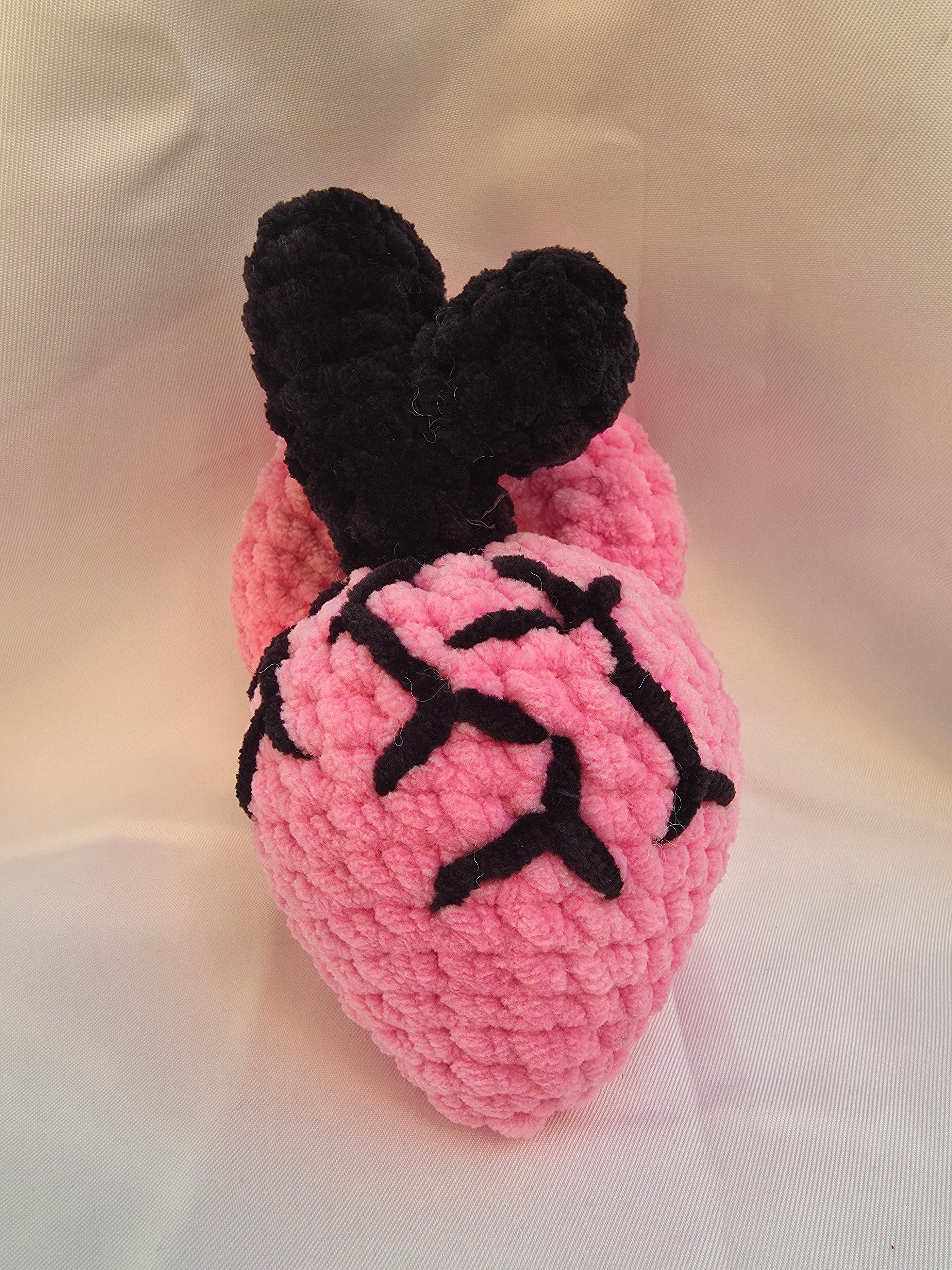 💗 Cœur humain rose au crochet – une création originale et pleine d’émotion